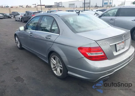 2012 Mercedes-Benz C 250 Sport z USA, uszkodzony, nr VIN WDDGF4HB9CA604970